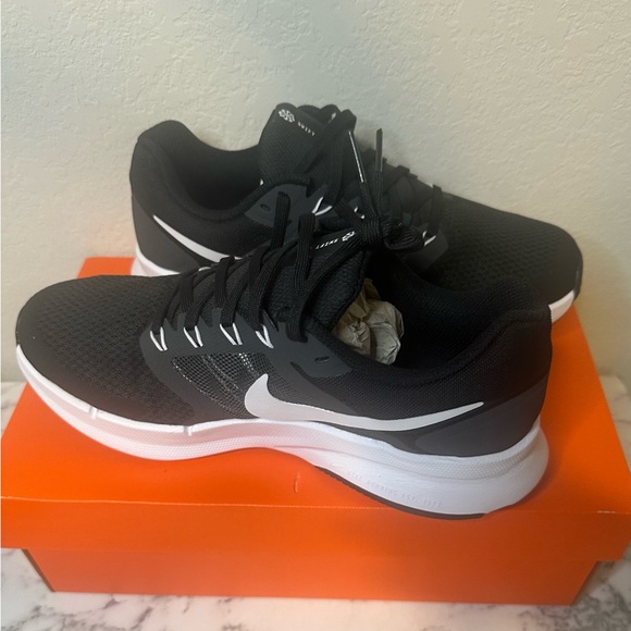 NEW Nike Run Swift 3 Wide 2E Black White Sneakers Athletic Shoes Workout - Picture 7 of 10